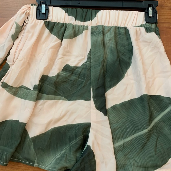 Show me your mu mu tropical skort size small, no stains or tears - Picture 2 of 4